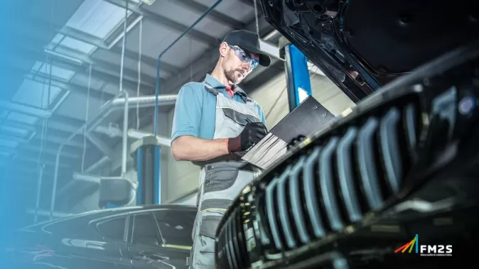 À esquerda degradê azul. Ao fundo, pessoa de avental e boné realizando manutenção em uma industria. No canto inferior direito, o logotipo da FM2S.