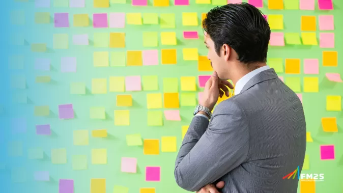À esquerda degradê azul. Ao fundo, homem olhando post-its. No canto inferior direito, o logotipo da FM2S.