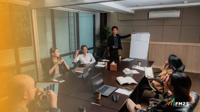 pessoas em sala de reunião discutindo matriz RACI