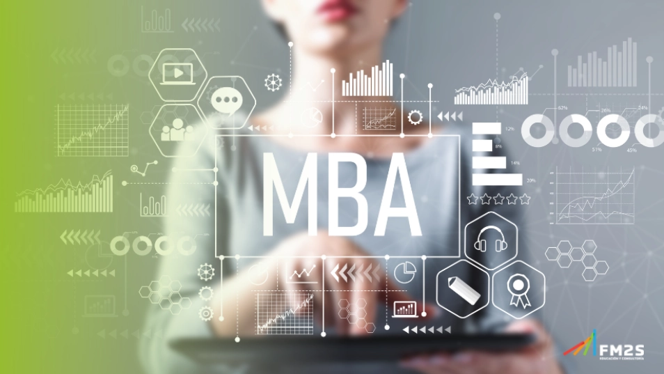 À esquerda degradê verde. Ao fundo, pessoa olhando um tablet sobre um escrito "MBA". No canto inferior direito, o logotipo da FM2S,