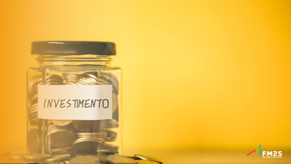 À esquerda degradê laranja. Fundo amarela e pote com moedas na lateral esquerda com um adesivo escrito "investimento" . No canto inferior direito, o logotipo da FM2S,