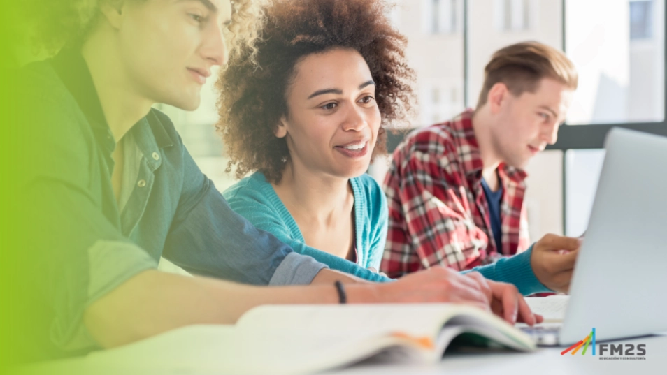 À esquerda degradê verde. Ao fundo, três pessoas estudando em livros e computador. No canto inferior direito, o logotipo da FM2S,