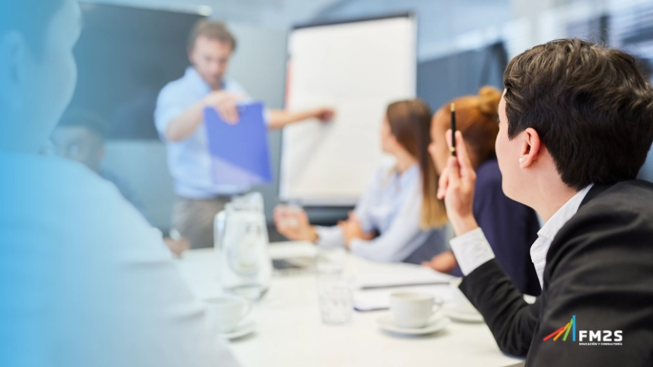 pessoas em uma sala de reunião recebendo treinamentos